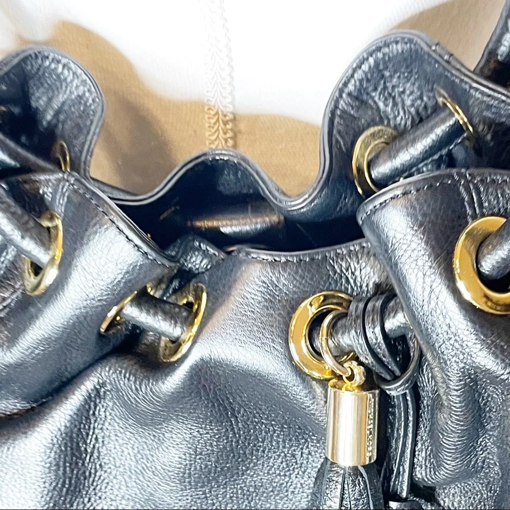 Michael Kors Black Leather Hobo W/tassel & Logo.